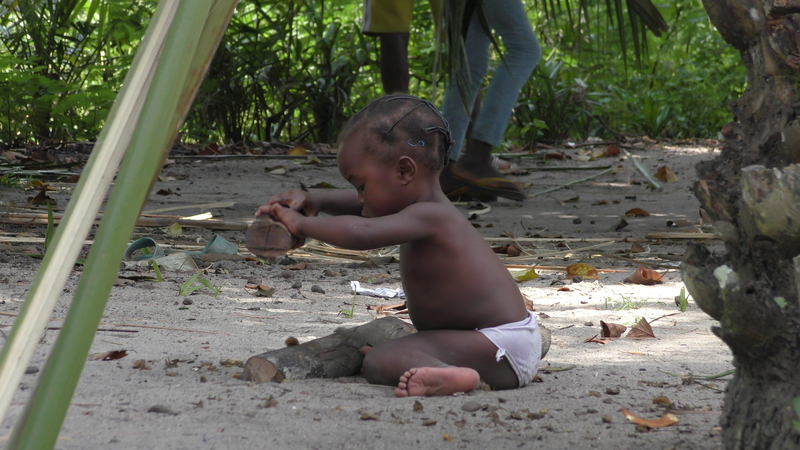 Scaled image Research_Objects/RO_43_1_Soeters_Ellen_Nut_Cracking_Toddler.JPG 